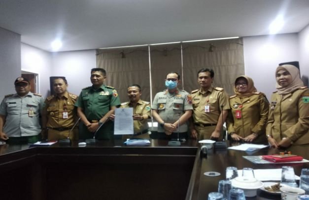 Foto: Wakil Walikota Batu Ir. Punjul Santoso, MM saat menunjukkan surat edaran menyusul dengan penetapan status KLB Covid-19 oleh Pemerintah Pusat.