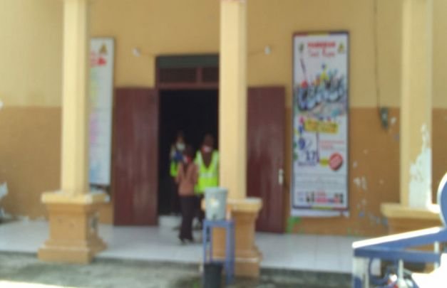 Foto : Nampak relawan dari organisasi Pramuka di depan Posko Penanganan Covid -19