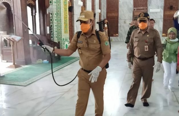 Foto: Bupati Pamekasan Saat Melaksanakan Penyemprotan Di Masjid Agung Asy Suhada