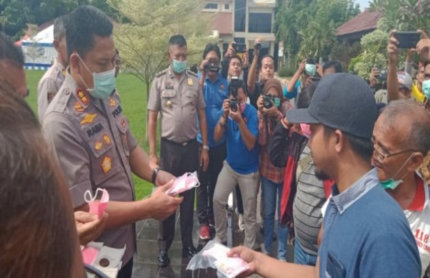 Foto: Kapolres Bangkalan saat membagikan Masker Dan Vitamin Ke Jurnalis