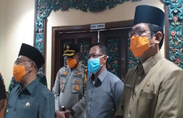 Foto: Bupati Busyro didampingi Kapilres Sumenep, Dandim 0827 Sumenep usai sidang paripurna lkpj 2019