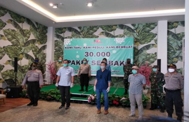 Foto: Jajaran managemen JTP Group saat sesi foto bersama Camat dan elemen masyarakat.