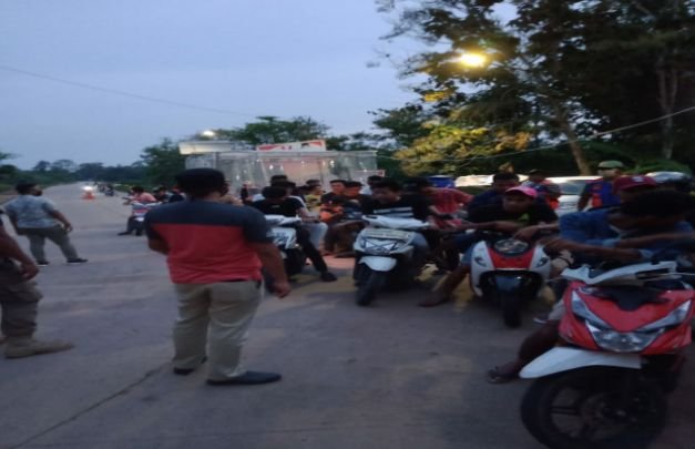 Foto: Petugas Sat Pol PP Kabupaten Pali saat memberikan himbauan kepada para pemuda