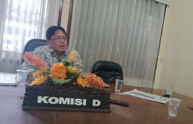FOTO: Ketua komisi D DPRD Bangkalan Nur Hasan saat diwawancarai oleh awak media.
