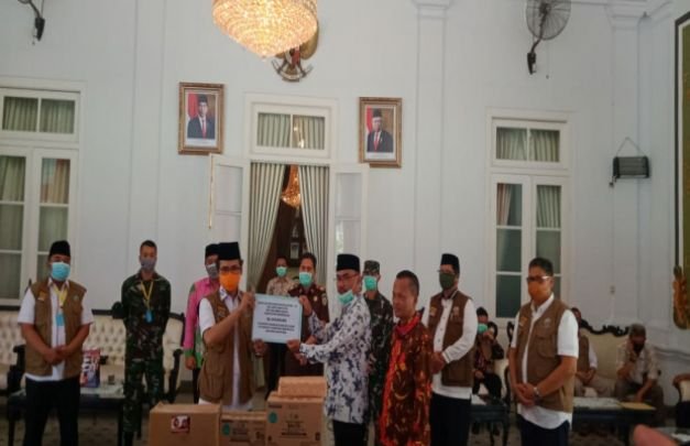 FOTO: Kompak, serah terima bantuan dari SAI ke tim Gugus Tugas Covid-19 Bangkalan 