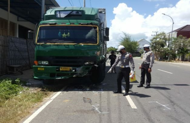 Foto: Petugas Laka Lantas Polres Sumenep saat melakukan olah TKP
