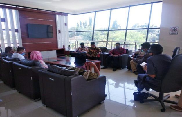 Foto : Audiensi ke DPRD Probolinggo Hanya Ditemui Di ruang Tamu