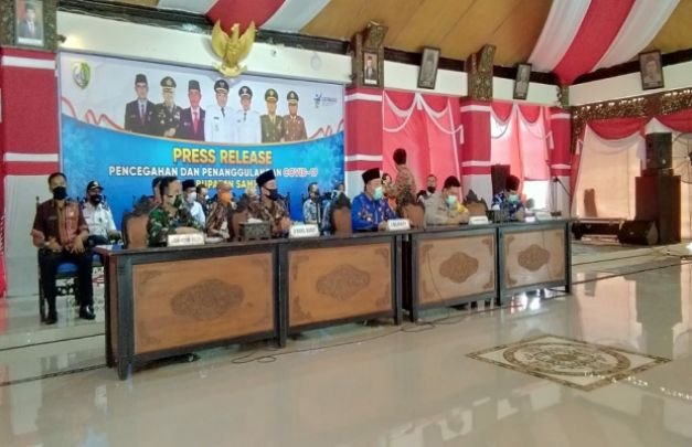 Foto : Bupati Sampang H. Slamet Junaidi bersama Forkopimda saat press rilis di Pendopo Sampang