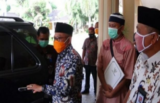 Foto: Carto (Kadindik) Saat Mendampingi Avan Fathurahman (Guru Inovatif) Bertemu Bupati Sumenep