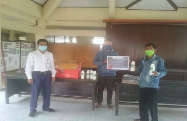 FOTO: petugas PHE WMO saat menyerahkan bantuan di Kantor Kecamatan Sepulu.