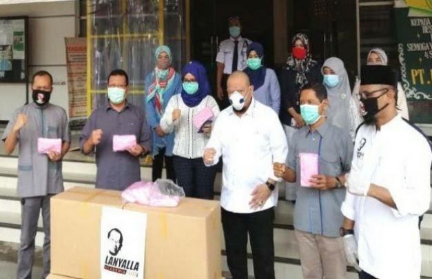 Foto : La Nyalla menyerahkan bantuan APD kepada dr. Chaidir Anas, Direktur RSUD dr Soegiri Lamongan