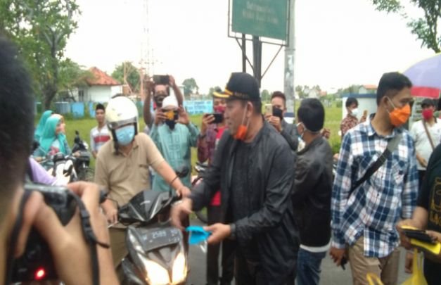 Foto : Bupati Sampang bersama komunitas Feroza se Kepulauan Madura bagi bagi masker ke pungguna jalan