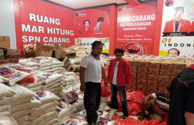 Foto : Soleman saat monitor ketersediaan stock sembako
