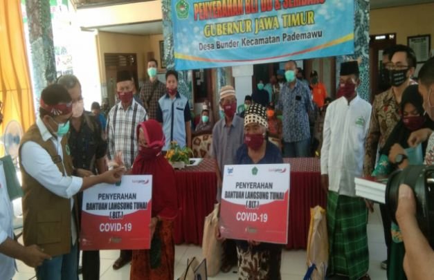 Foto: Bupati Pamekasan Saat Serahkan BLT DD Kepada Penerima di Desa Bunder