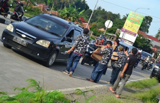 Foto: DPD SAPU JAGAD Semarang Saat Bagi-Bagi Takjil dan Ribuan Masker