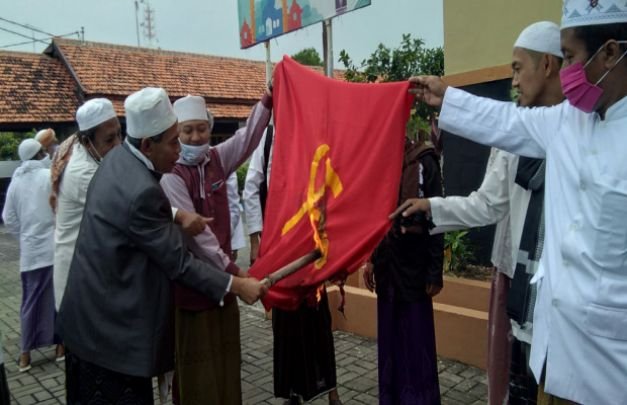 Foto : Sejumlah kiai sempat membakar bendera PKI di depan Kantor DPRD Sampang