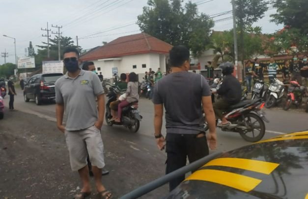 Foto: Proses Pembubaran Massa yang sedang Bagi-Bagi Takjil oleh Polsek Balung