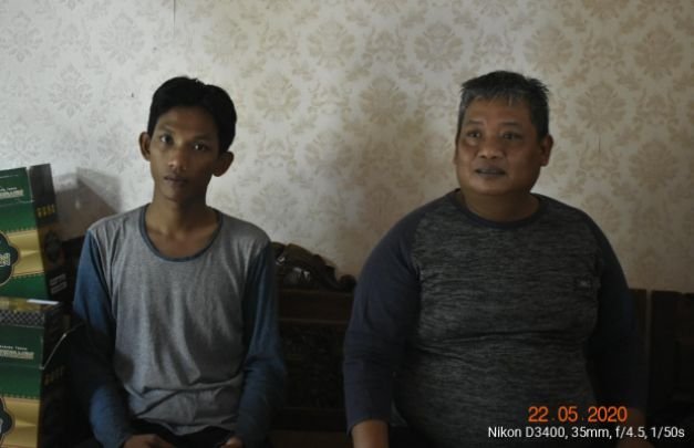 Foto : Muchamad Aksan, Kepala Desa Pangarengan sebelah kanan,  didampingi Sekdes  Desa Pangarengan