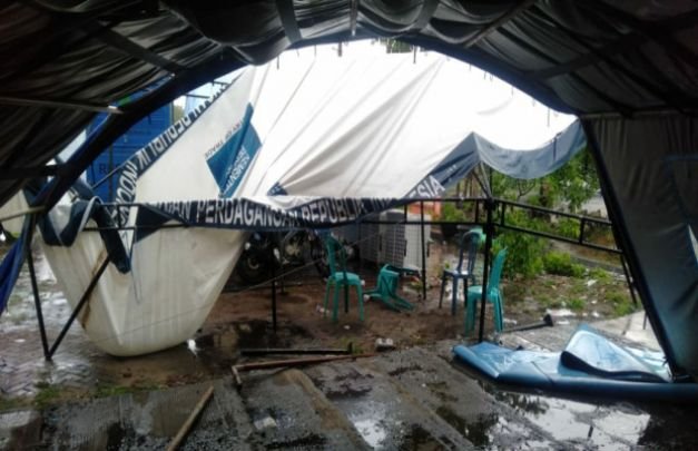 Foto : Tenda di Sub Posko Covid -19 di Jembatan timbang Jrengik roboh diterjang hujan deras dan angin kencang