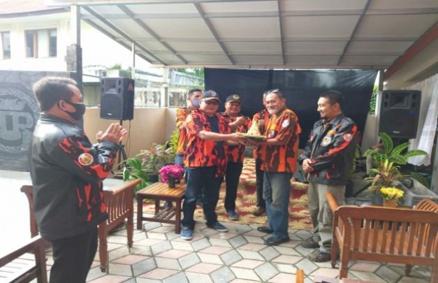 Foto: Ketua MPC PP Kota Batu H. Endro Wahyu Wijoyono, S.Kom, saat memberikan penghargaan berupa nasi tumpeng kepada anggotanya Gaib Sampurno.