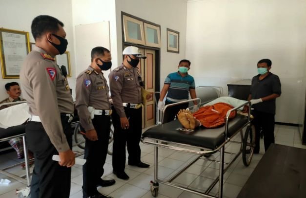 Foto: Petugas Satlantas Polres Sumenep, saat mengecek korban laka di RSUD dr. Moh. Anwar Sumenep
