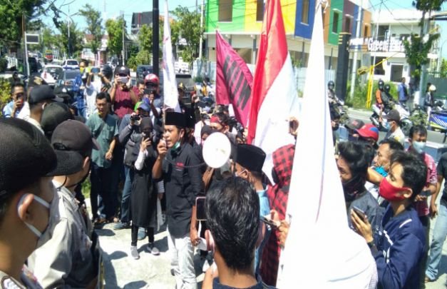 Foto : Gabungan LSM di Sampang melakukan aksi di jalan menuntut Kepala DMPD Sampang Mundur