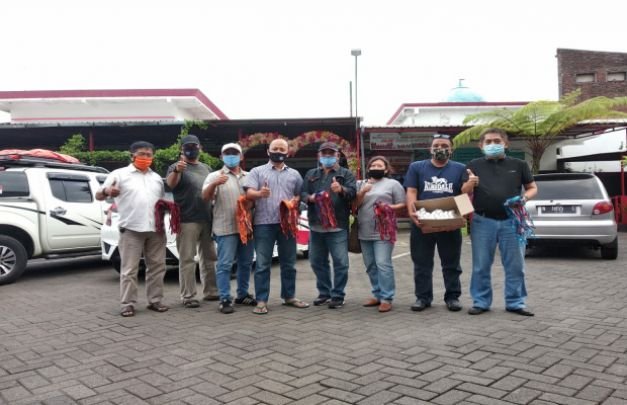 Foto: Ketua YUA Jatim Alex Yudawan, Manager SPBU Pandanrejo Tri Cahyono bersama tim, di sela sela membagikan masker dan handsanitizer gratis.