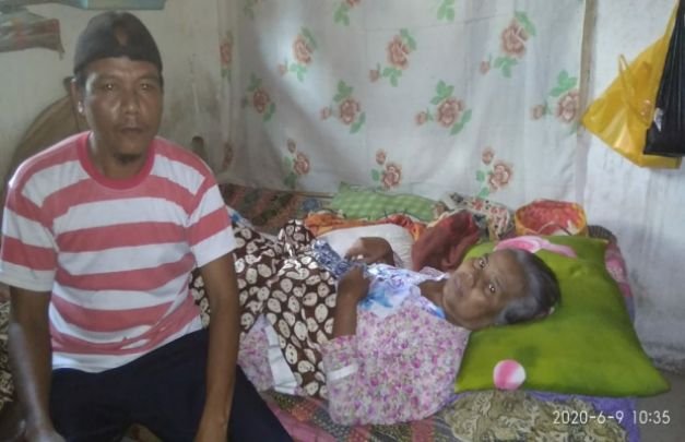 Foto: Pak RT Faton saat menjenguk Suparti, warga RT 04/ RW 06 Desa Karangkedawung yang sedang sakit dan tidak menerima BLT-DD