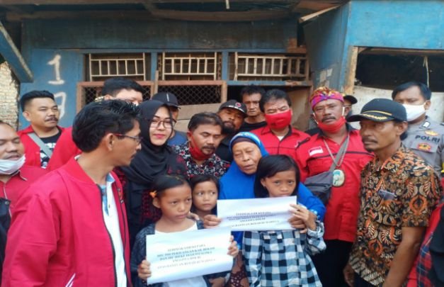 Foto : Soleman saat berkunjung ke keluarga nenek Nemah