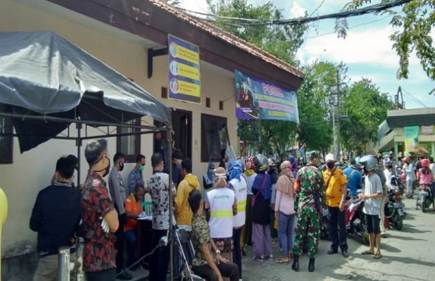 Foto : Para pengunjung Pasar Srimangunan Sampang saat dilakukan rapid test