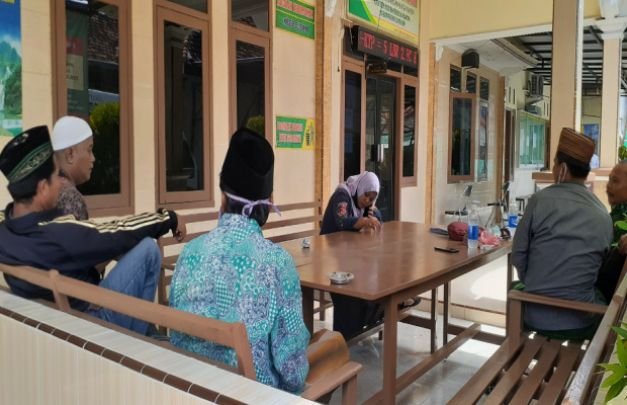 Foto: Abaikan protokol kesehatan, sejumlah pendaftar CJH sedang menunggu dilayani.