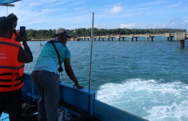 Foto: Tak bisa bersandar, Anggota Komisi D DPRD Jatim Moh Ashari saat meninjau proyek pembangunan jembatan Gili Iyang.
