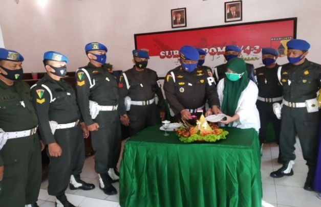 Foto: Pemotongan Tumpeng Oleh Lettu CPM Maskun S. Sos didampingi Anggotanya