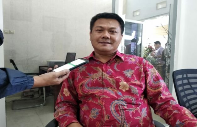Foto: Advokat Konsultan Hukum Suliono, SH saat diwawancarai awak media usai syukuran pembukaan kantor baru.