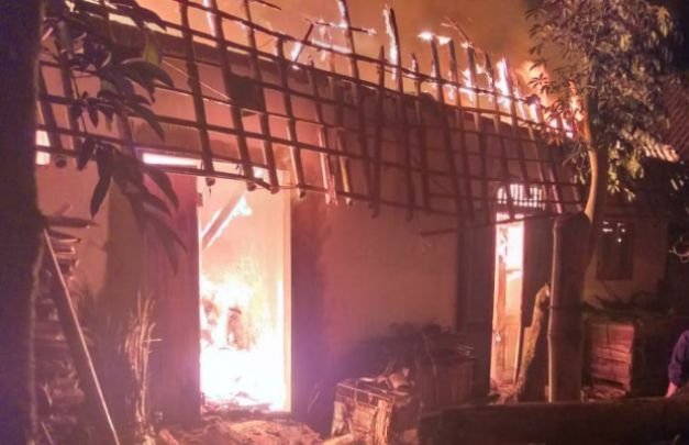 Foto: Api sebelum dipadamkan