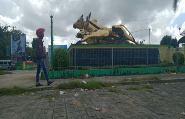 Foto: Tak terurus, tugu sapi giiling dibiarkan ambruk