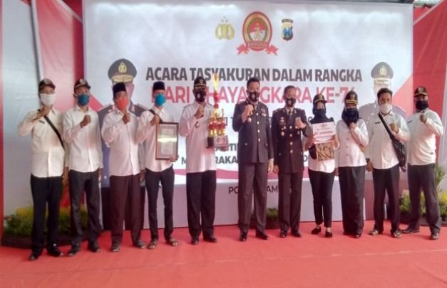 Foto : Kapolres Sampang bersama Kepala Desa Bancelok dan perangkat Desa