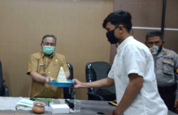 Foto: Perwakilan MPR beri Kadinkes sesaji sebagai simbol kegagalan