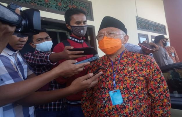 Foto: Bupati Sumenep KH Busyro Karim saat dimintai keterangan.
