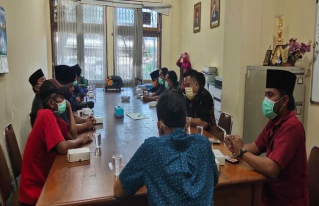 Foto : Komisi A menerima audiensi masyarakat Desa Banyoneng Laok. 