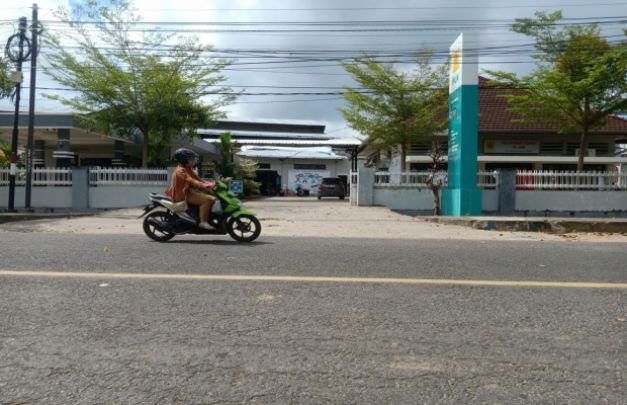 Foto: Pengendara melintas di depan kantor ULP PLN Sumenep