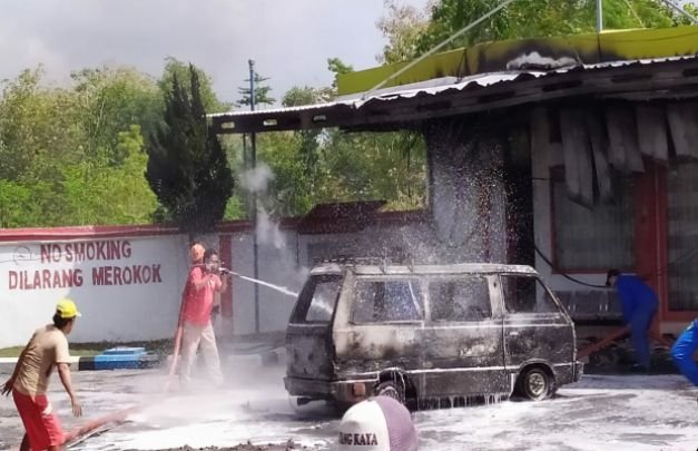 Foto: Kapolsek Palengaan Dan Tim Dari Polres Pamekasan di TKP