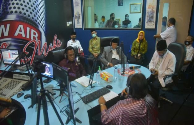 Foto : Talk show Lomba Desain Cover Mushaf Al-Quran Corak Batik di Radio Wibawa Mukti