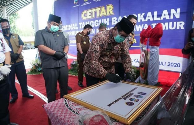Foto : Wakil Bupati Bangkalan, Mohni saat menandatangani peresmian Terminal Tangguh