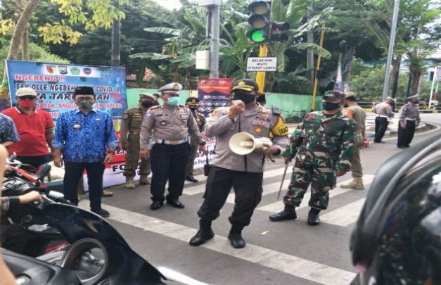 Foto: Kapolres Pamekasan Saat Pandu Langsung  Pengendara Motor