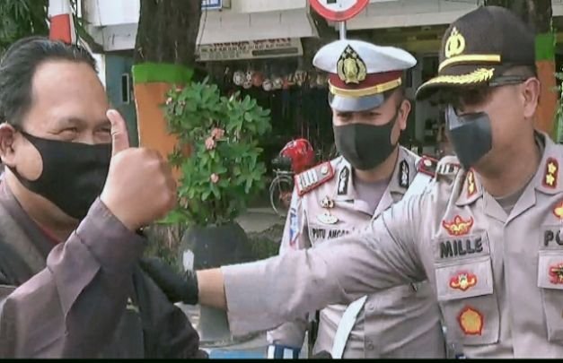 Foto: Kapolres Lumajang  didampingi Kasat Lantas mensosialisasikan penggunaan masker
