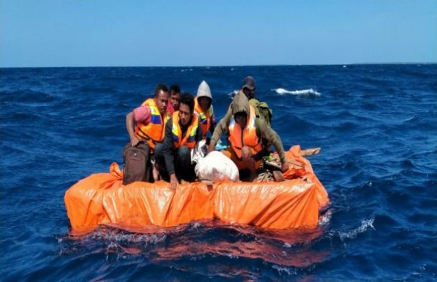 Foto: Terombang-ambing, timsar saat menyelamatkan awak kapal tenggelam
