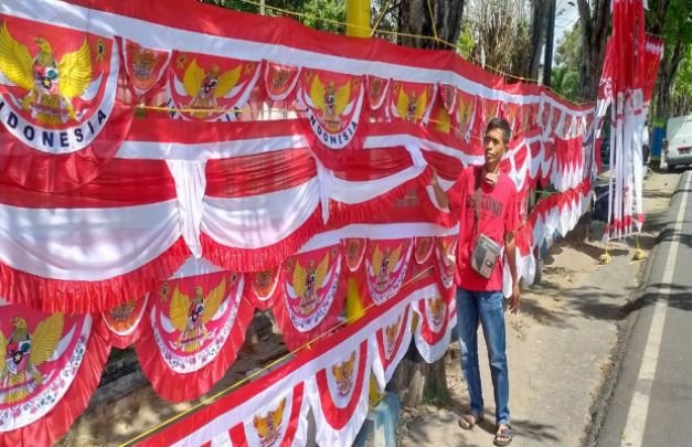 Foto: Salah Satu Pedagang Bendera Menjelang HUT Kemerdekaan RI di Pamekasan