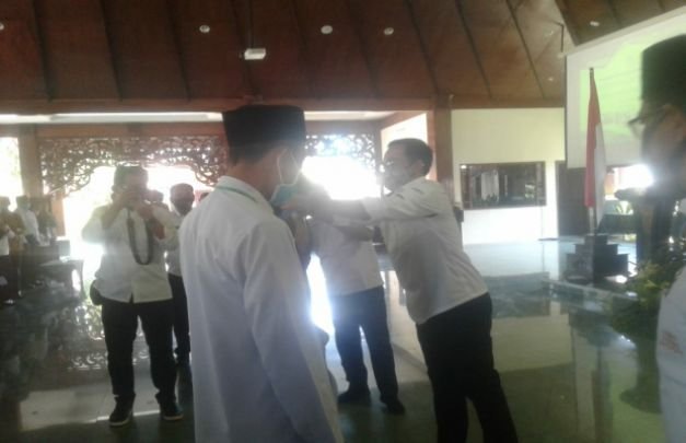 Foto: Bupati Pamekasan saat mengalungkan kartu peserta sebagai tanda dibukanya pelatihan wira usaha baru