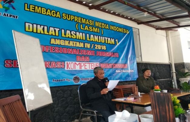 Foto: Yunanto, saat memberikan pemaparan diklat jurnalistik lanjutan kesatu angkatan lV, 